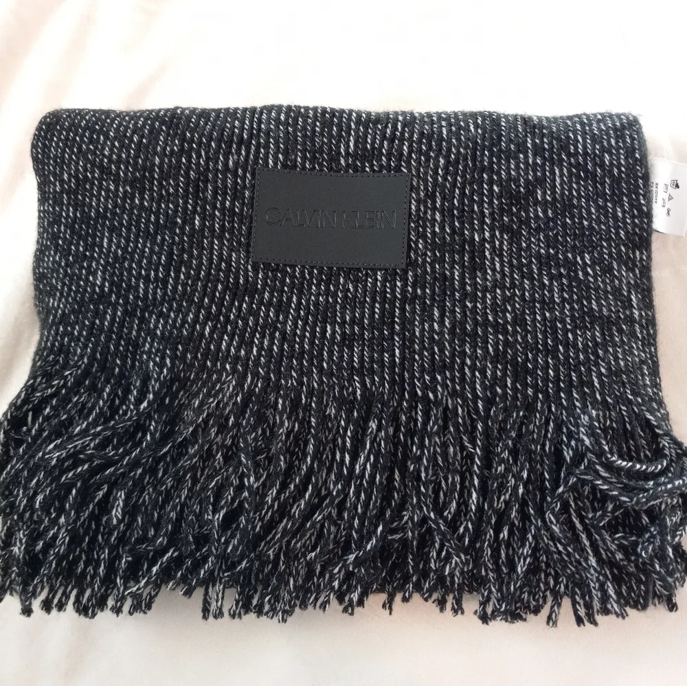 Calvin Klein Mens Gray Acrylic Scarf. 64